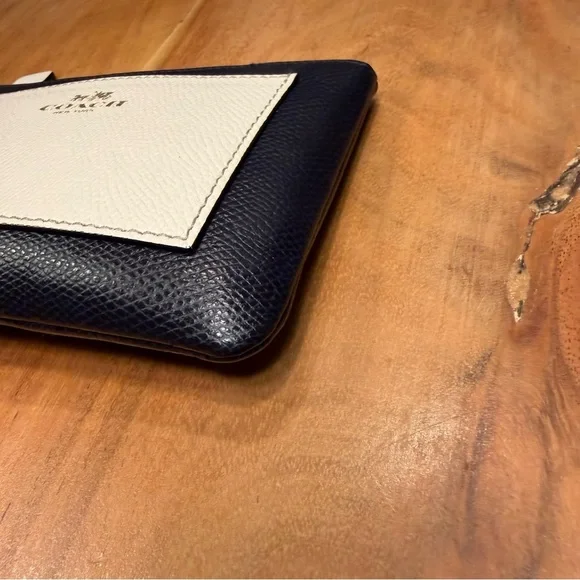 Coach Classic “Old Money” aesthetic Crossgrain Leather Navy/Cream Wristlet (EUC) - Picture 14 of 17
